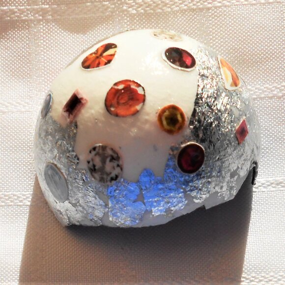 Handmade collages on a set of varnished eggshells - Picture 3 of 16